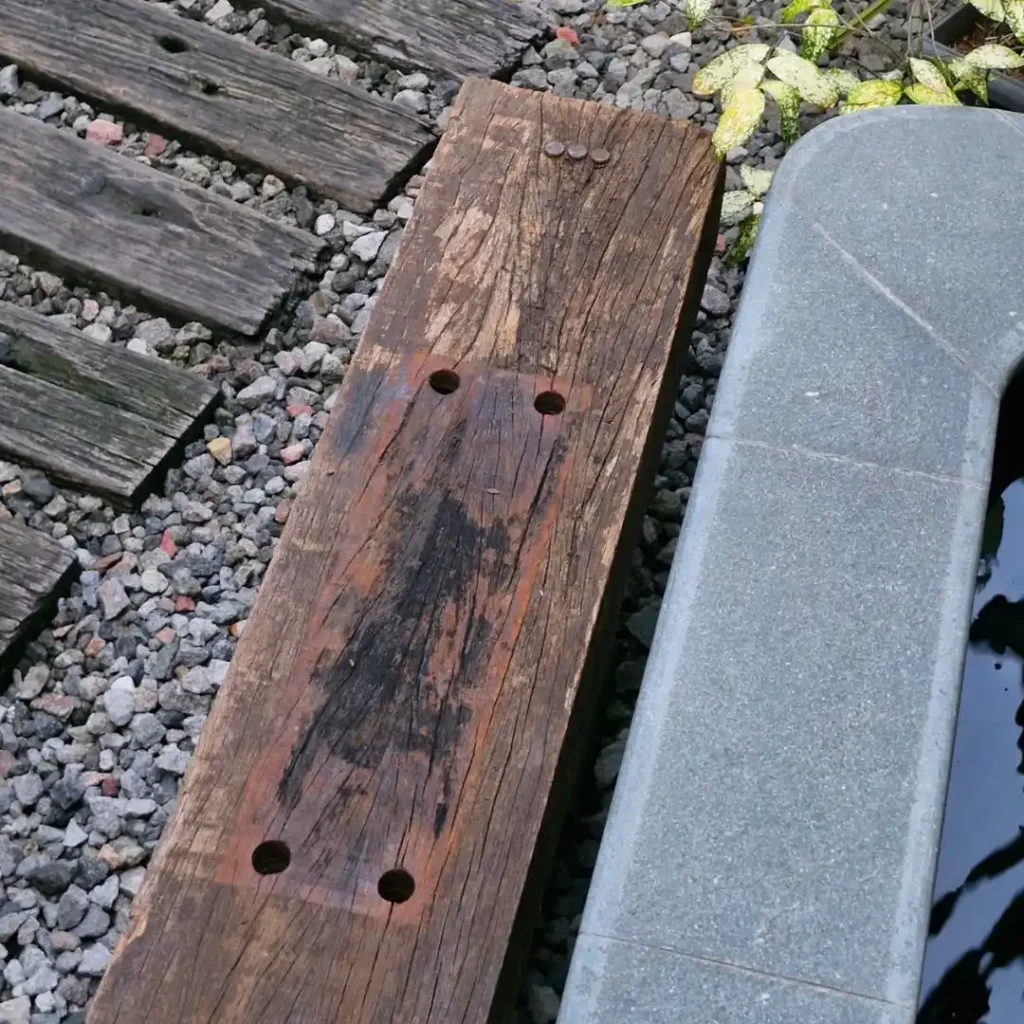 Detail tekstur kayu merbau lawasan dengan lubang paku asli